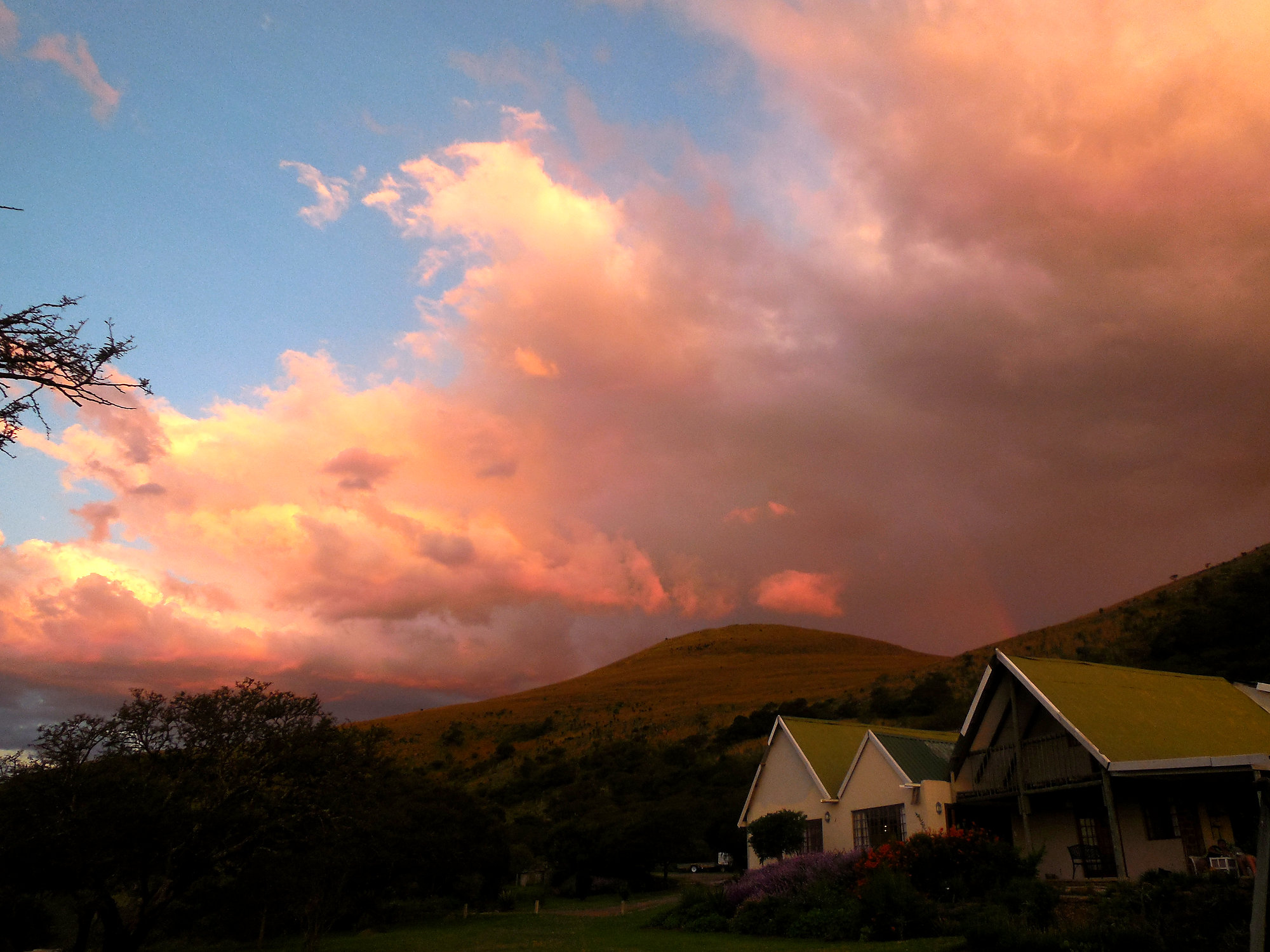 The Main House at Proudfoot under a pink evening sky