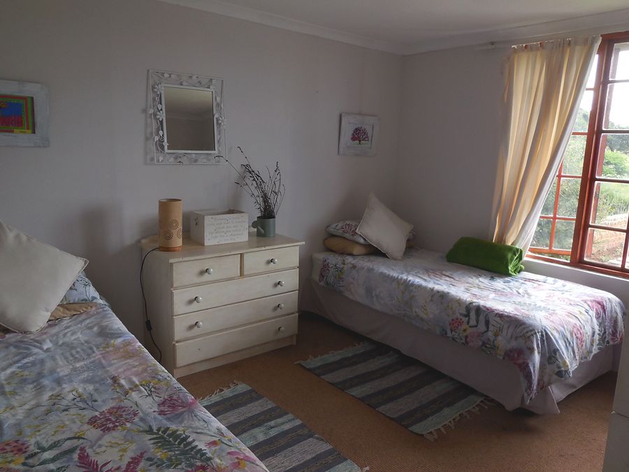 Kids&rsquo; room with single beds