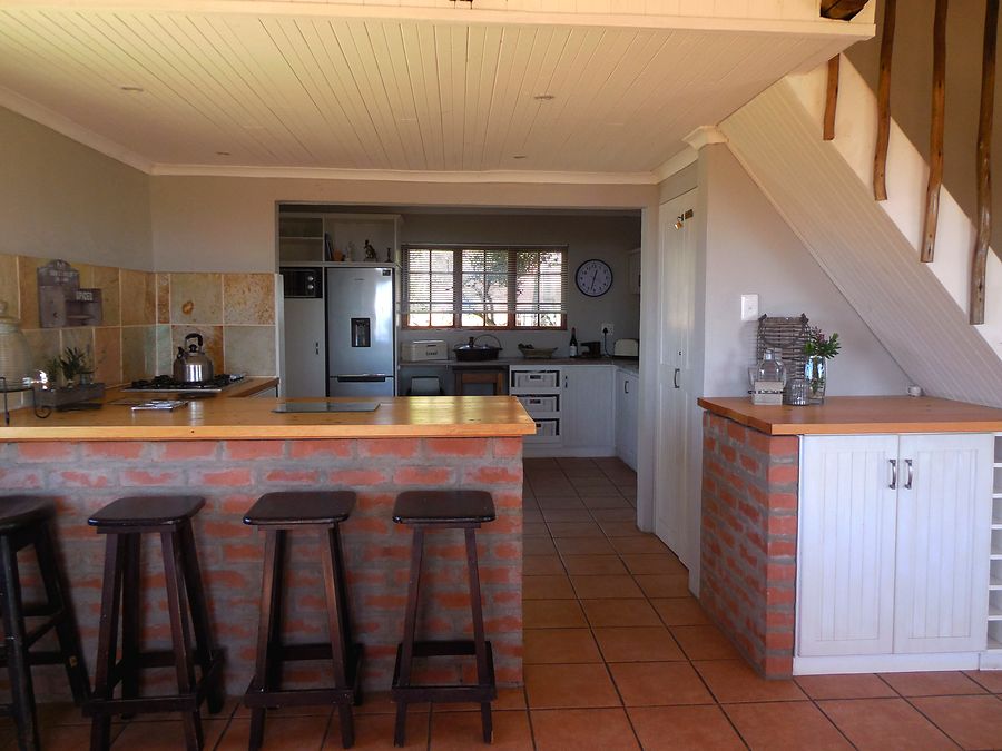 Kitchen and breakfast bar